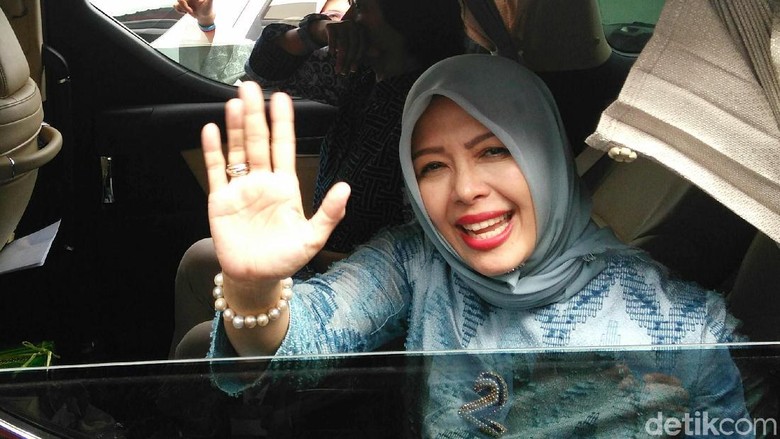 istri-didorong-jadi-cawalkot-tangsel-sandiaga-pusing