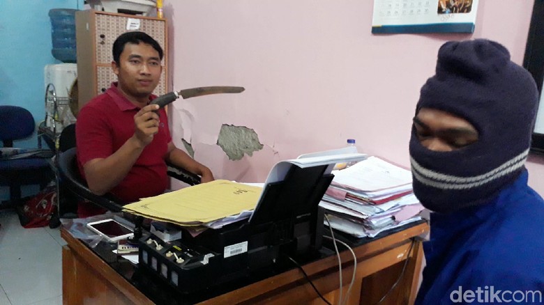 Suami Pergoki Istri Selingkuh di Kamar Mandi, Golok pun Melayang