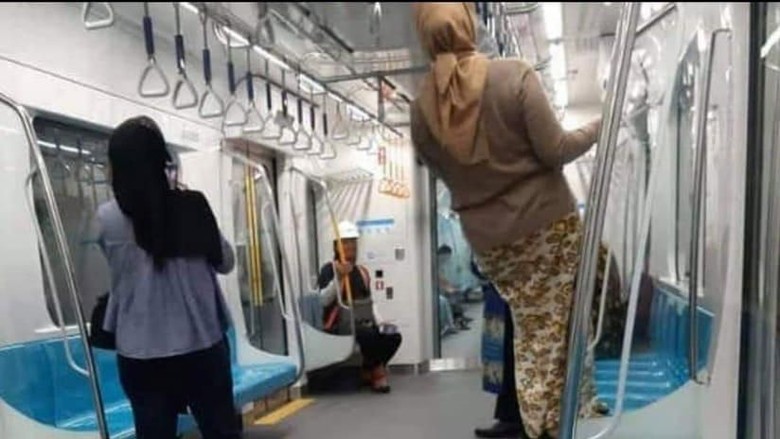 MRT Sesalkan Perilaku Penumpang yang Gelantungan hingga Injak Kursi Kereta