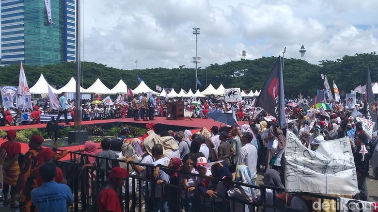 Massa Kampanye Akbar Prabowo Mulai Ramaikan Lapangan Karebosi Makassar