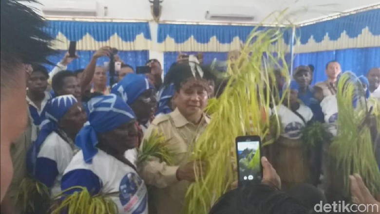 Saat Prabowo Menari Tari Gatsi Bersama Suku Asli Merauke