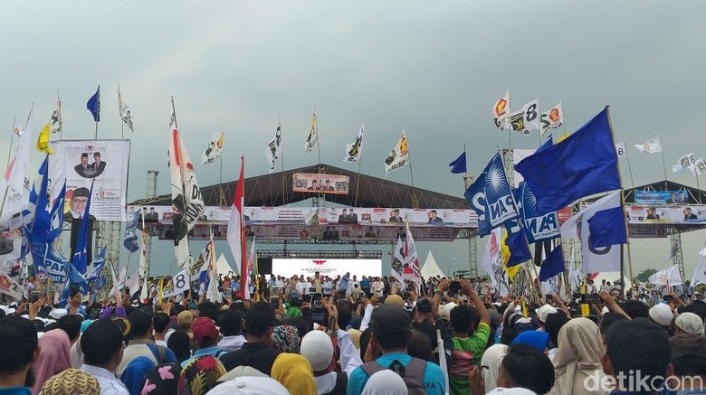 Kampanye di Bogor, Prabowo Diarak Massa hingga ke Atas Panggung