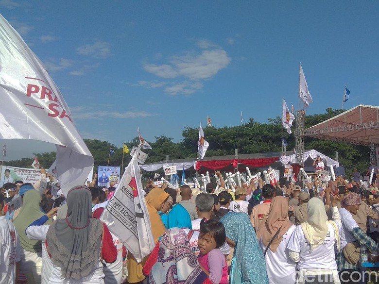Prabowo Kampanye di Karawang, Massa Tumpah Ruah