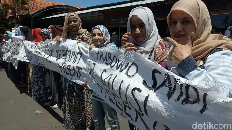 Sambut Neno Warisman, Relawan Bentangkan Spanduk dari Karung Beras