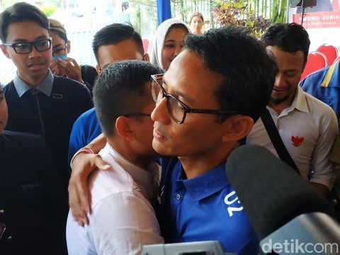 Pemuda di Malang Menangis Saat Beri Kotak Surat untuk Sandiaga