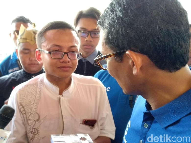 Pemuda di Malang Menangis Saat Beri Kotak Surat untuk Sandiaga