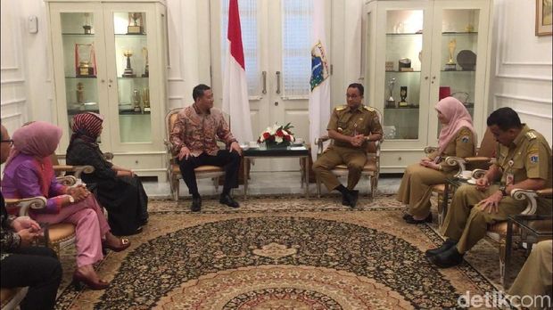anies-beri-santunan-ke-keluarga-anggota-ppsu-korban-tabrak-lari