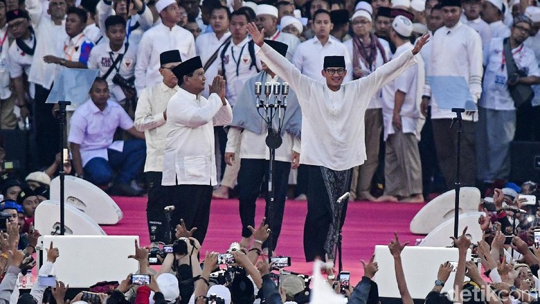 Orasi di Kampanye Akbar Prabowo, Neno Warisman: Rezim Zalim Pasti Tumbang!