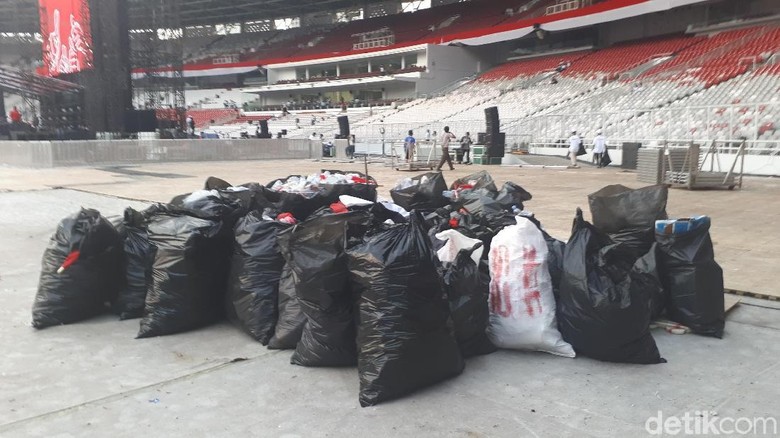 Massa Pro-Jokowi Bersihkan Sampah di GBK Usai Konser Putih Bersatu