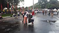 Massa Pro-Jokowi Bersihkan Sampah di GBK Usai Konser Putih Bersatu