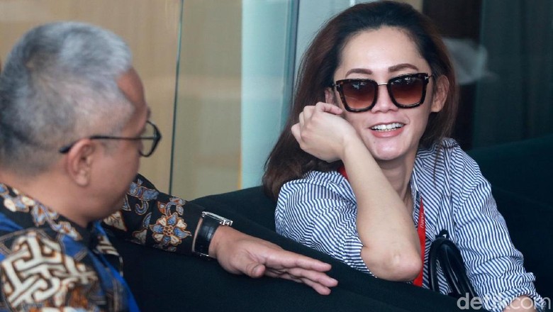 Gaya Siesa Darubinta Saat Diperiksa KPK Jadi Saksi Bowo Sidik