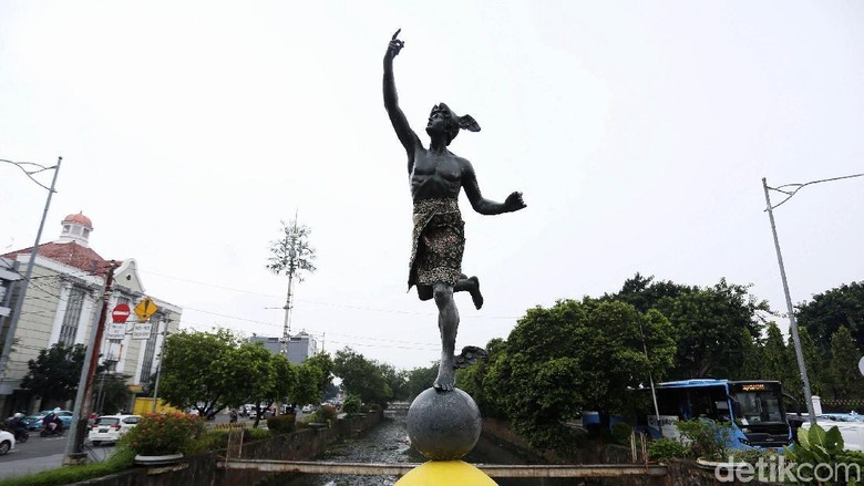 Patung Hermes di Harmoni Ditutupi Kain