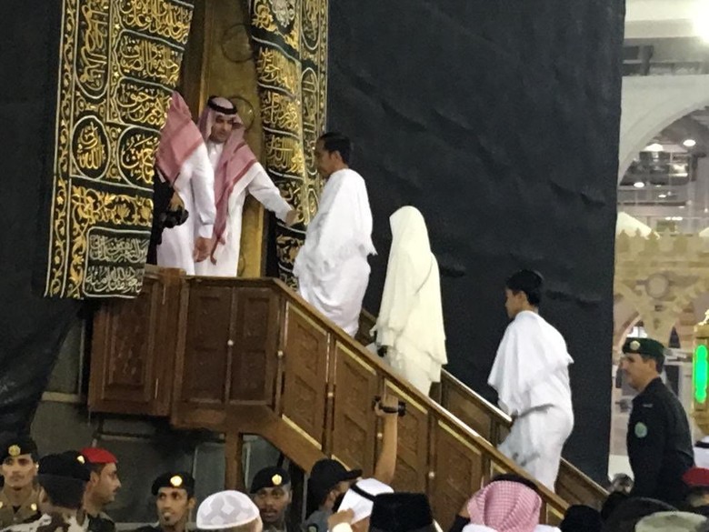 jokowi-iriana-masuk-ke-dalam-kakbah-saat-umrah