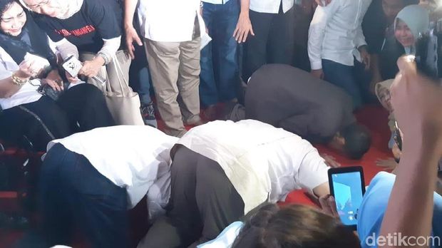 tanpa-sandiaga-prabowo-klaim-menang-62-dan-sujud-syukur