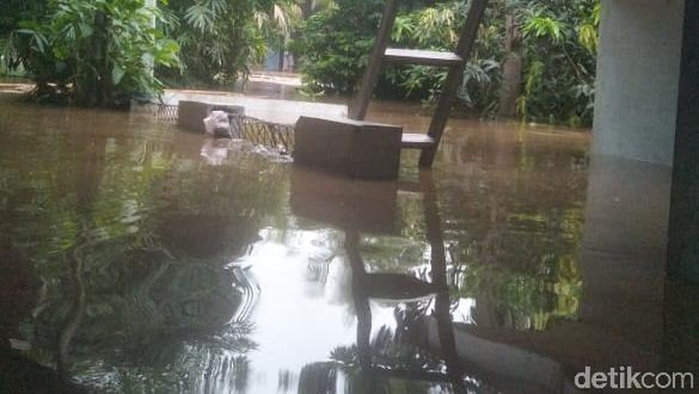 sempat-kebanjiran-warga-rawajati-jaksel-beres-beres-rumah-dari-lumpur