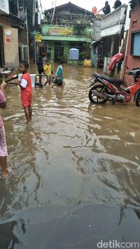 Sempat Kebanjiran, Warga Rawajati Jaksel Beres-beres Rumah dari Lumpur