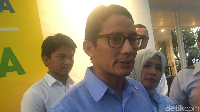 sandi-ungkap-pembisik-prabowo-ada-di-panggung-saat-deklarasi