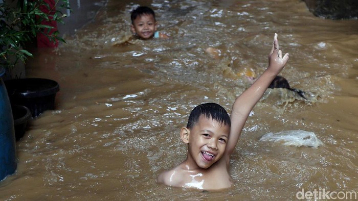 foto-keceriaan-anak-anak-bukit-duri-bermain-di-tengah-banjir