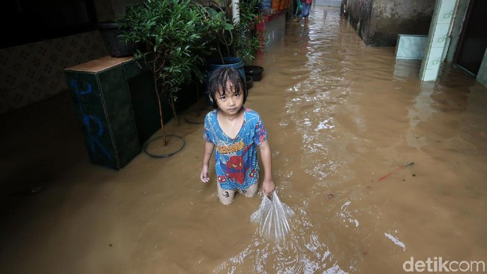 Foto Keceriaan Anak-anak Bukit Duri Bermain di Tengah Banjir