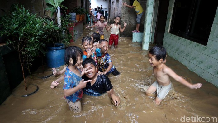 Foto Keceriaan Anak-anak Bukit Duri Bermain di Tengah Banjir