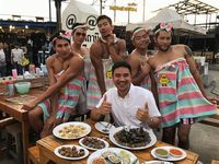 Waduh! Di Restoran Ini Pelayannya Lelaki Kekar yang Joget Pakai Bikini