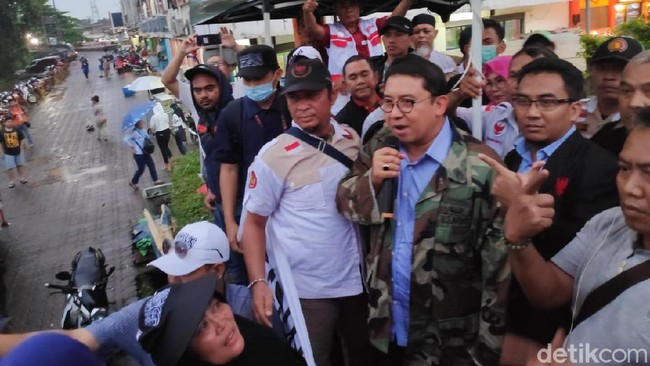 Relawan Prabowo-Sandi Bermalam Jaga Baliho, Syamsuddin: Kasihan, Seperti Ini!