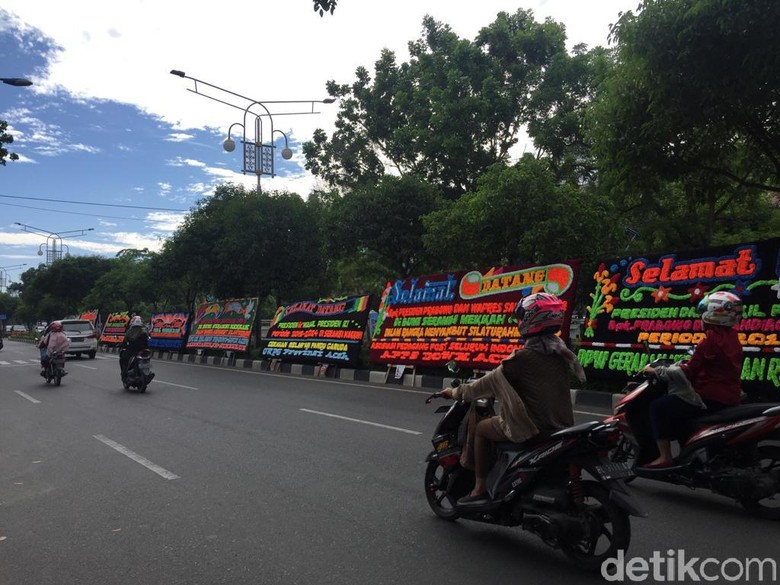 Papan Bunga 'Selamat Datang Presiden' Berjejer di Kantor BPN Aceh