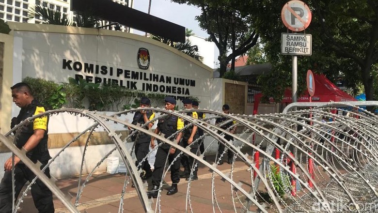 Jelang Demo Kivlan Zen, Kawat Berduri Pagari Gedung KPU