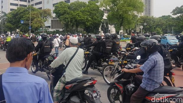 Massa Pendemo KPU-Bawaslu Mulai Long March dari Istiqlal