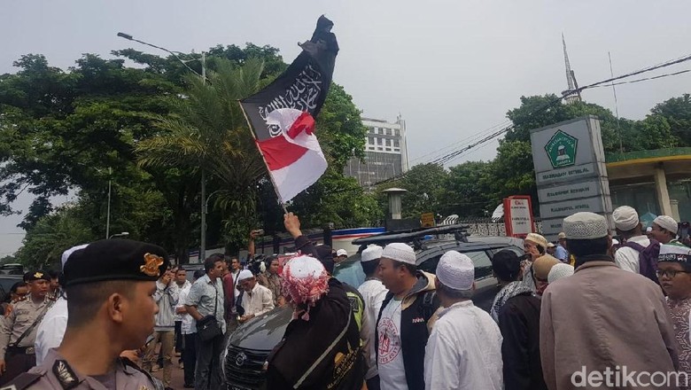 Massa Pendemo KPU-Bawaslu Mulai Long March dari Istiqlal