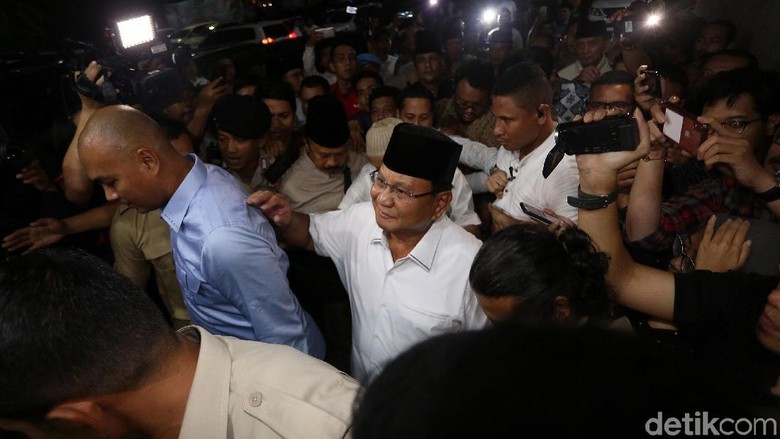 Jenguk Eggi dan Lieus, Prabowo Bawakan Nasi Padang untuk Sahur