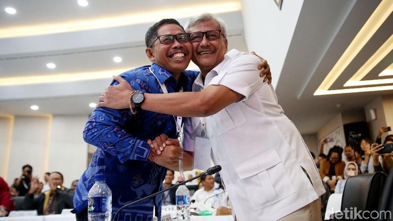 TKN-BPN Berpelukan usai KPU Tetapkan Hasil Pemenang Pilpres 2019