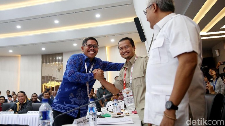 TKN-BPN Berpelukan usai KPU Tetapkan Hasil Pemenang Pilpres 2019