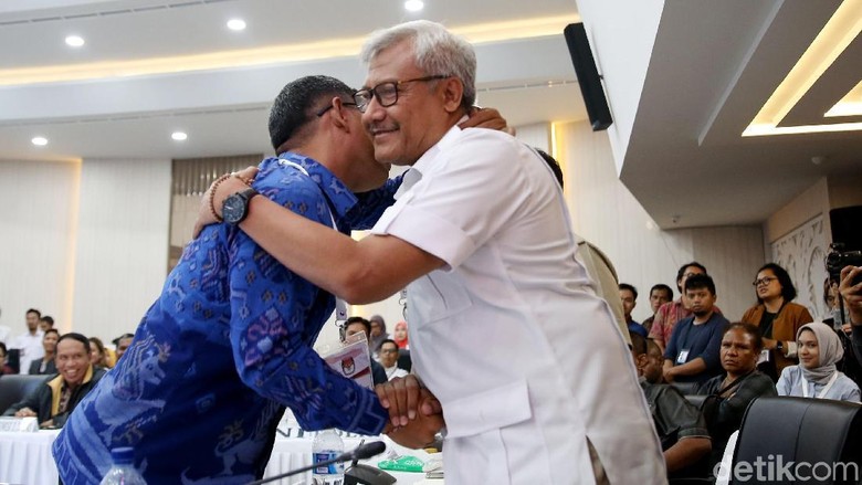 TKN-BPN Berpelukan usai KPU Tetapkan Hasil Pemenang Pilpres 2019