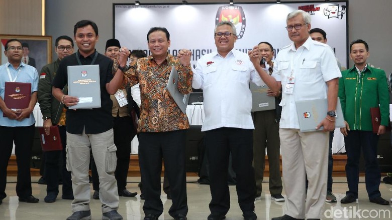 TKN-BPN Berpelukan usai KPU Tetapkan Hasil Pemenang Pilpres 2019