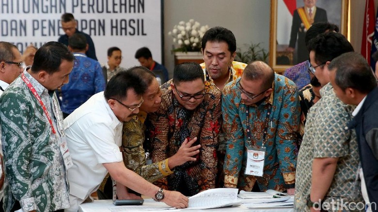 TKN-BPN Berpelukan usai KPU Tetapkan Hasil Pemenang Pilpres 2019