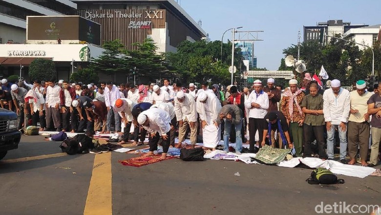 Massa 'Gerakan Kedaulatan Rakyat' Salat Berjemaah di Depan Bawaslu