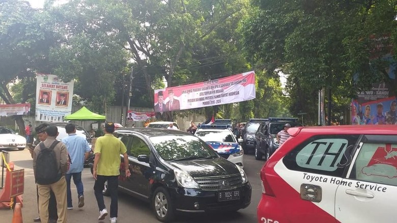 Spanduk Ucapan Selamat Prabowo Terpilih Jadi Presiden Mejeng di Kertanegara