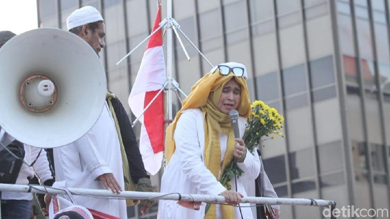 Neno Warisman Orasi di Depan Bawaslu: Emak-emak Siap Menginap?