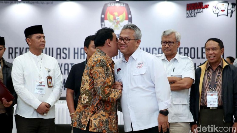 TKN-BPN Berpelukan usai KPU Tetapkan Hasil Pemenang Pilpres 2019