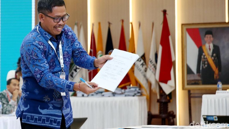 TKN-BPN Berpelukan usai KPU Tetapkan Hasil Pemenang Pilpres 2019