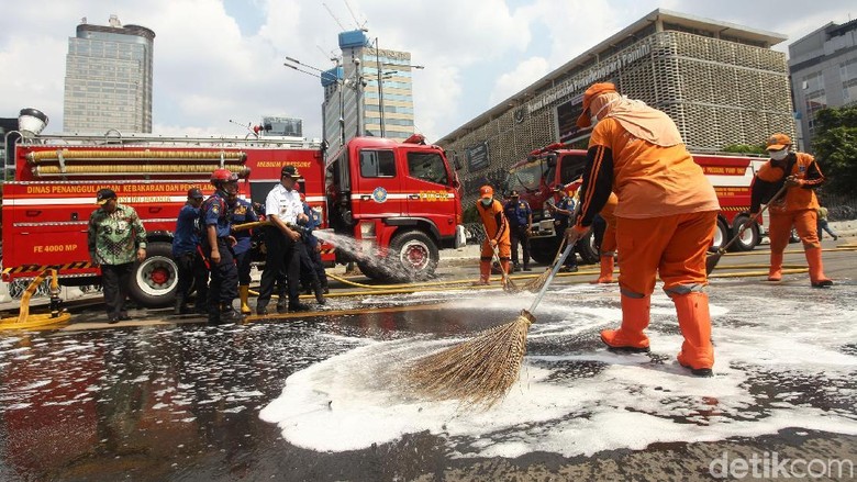 Anies Bikin Jalan MH Thamrin Kinclong
