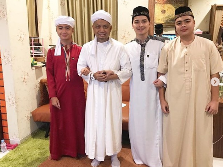 Jalani Umrah, Dua Anak Almarhum Arifin Ilham Bertemu Habib Rizieq