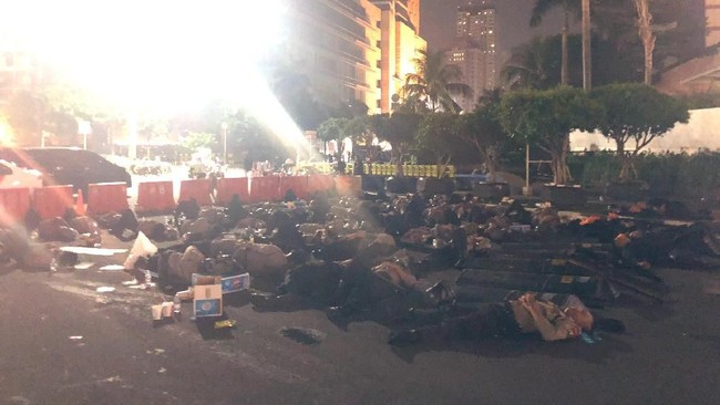 Aksi Simpati, Keluarga Ini Berikan 60Kg Jeruk ke TNI-Polri yang Berjaga di Bawaslu