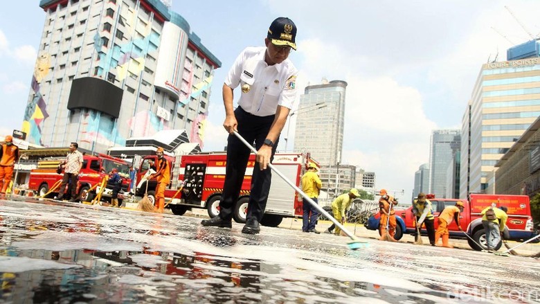 Anies Bikin Jalan MH Thamrin Kinclong