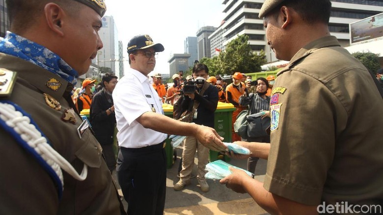 Anies Bikin Jalan MH Thamrin Kinclong