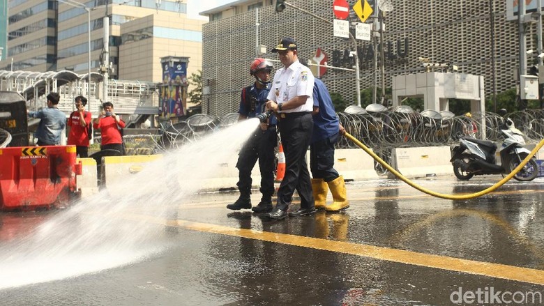 Anies Bikin Jalan MH Thamrin Kinclong