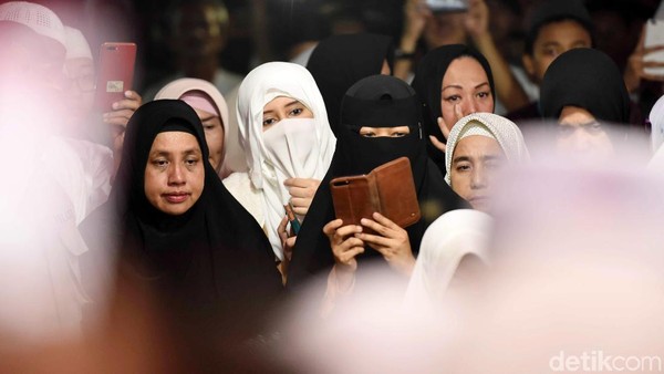 Doa Para Istri di Setahun Meninggalnya Ustaz Arifin Ilham