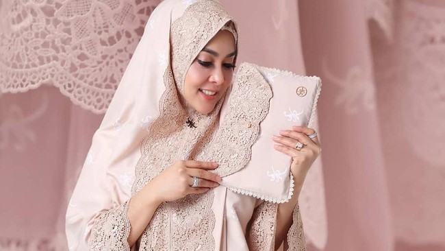 Kisah Mukena Rp 3,5 Juta Syahrini yang Dilirik Pajak