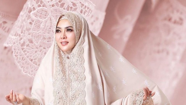 Kisah Mukena Rp 3,5 Juta Syahrini yang Dilirik Pajak